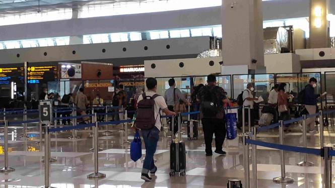 Sejumlah calon penumpang pesawat di Bandara Soekarno-Hatta, Tangerang, Banten.