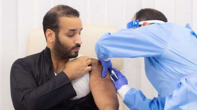 Putra Mahkota Arab Saudi Mohammed bin Salman menerima dosis pertama vaksin virus korona