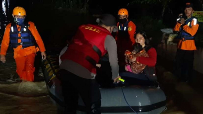 Tim SAR saat mengevakuasi warga yang rumahnya terendam banjir di kota Medan, Sumatera Utara, pada Sabtu dini hari, 26 Desember 2020.