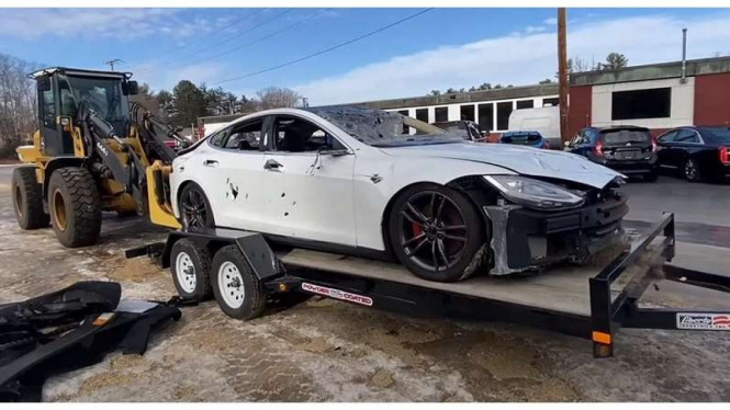 Tesla Model S dimodifikasi jadi mobil konvensional.