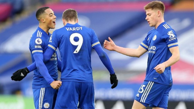 Pemain Leicester City merayakan gol ke gawang MU