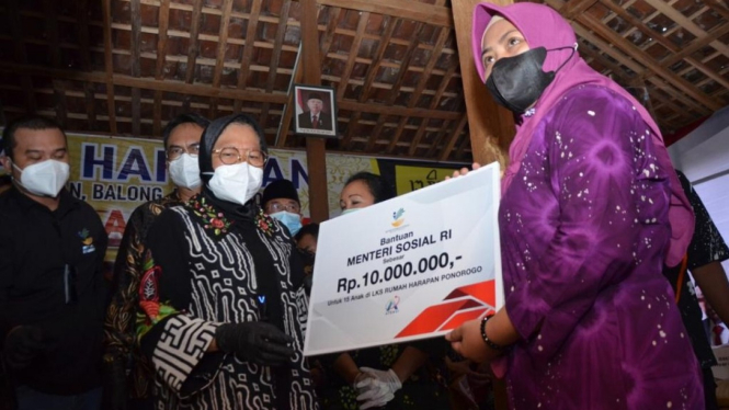 Mensos Tri Rismaharini menyerahkan bantuan pada masyarakat Desa Krebet Ponorogo