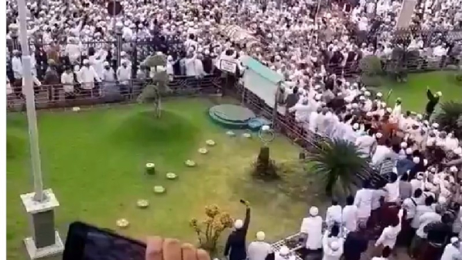 Suasana pemakaman  Habib Hasan bin Muhammad bin Hud Assegaf