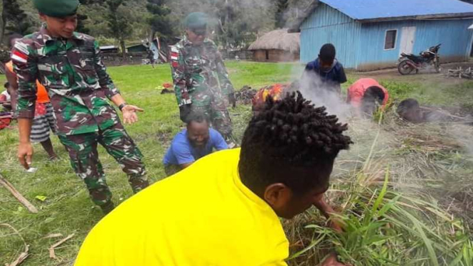 VIVA Militer: Prajurit TNI ikut serta dalam prosesi adat Bakar Batu di Papua