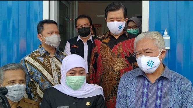 Gubernur Jawa Timur Khofifah Indar Parawansa bersama mantan Menteri Perdagangan Enggartiasto Lukita meninjau laboratorium Intibios untuk penanganan COVID-19 di Sidoarjo pada Senin, 28 Desember 2020.