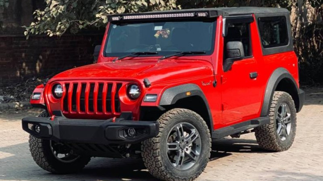 Mobil Mahindra Thar terbaru dimodifikasi mirip Jeep Wrangler.