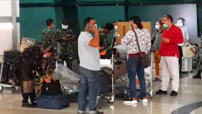 Viral antrean WNA di Bandara Soekarno-Hatta tanpa jaga jarak.