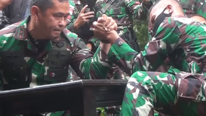 VIVA Militer: Mayjen TNI Maruli Simanjuntak adu panco dengan prajurit