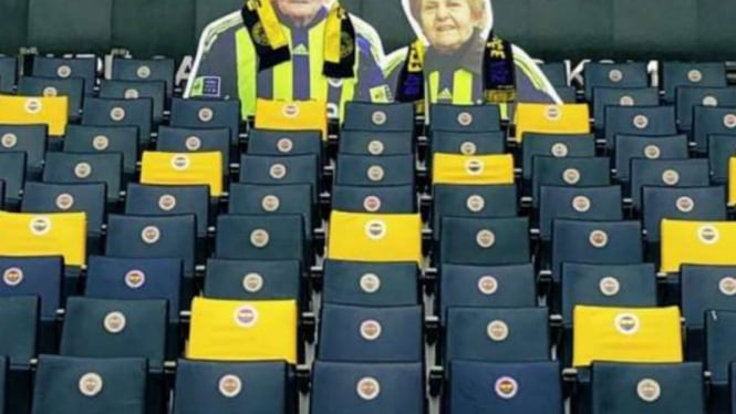 Foto fans lansia Fenerbahce, Mumtaz Amca dan Ihsan Teyze 