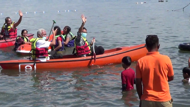 Sandiaga Uno saat mendayung kano di Danau Toba