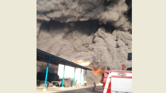 Kebakaran di Pabrik Springbed, Deli Serdang, Rabu, 30 Desember 2020.