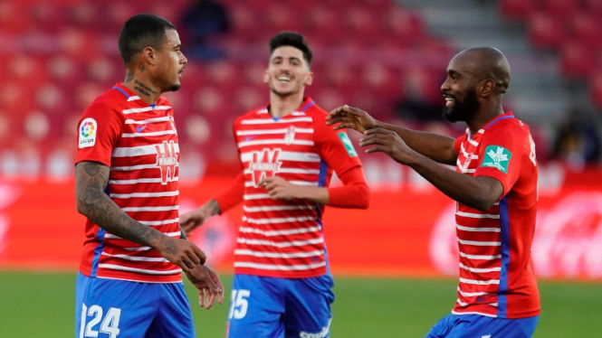 Pemain Granada merayakan gol.