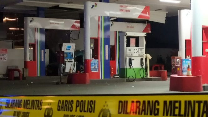 Sebuah SPBU di Jalan Margonda, Depok, Jawa Barat, dipasangi garis polisi menyusul ledakan yang diduga dari tabung gas pada Rabu malam, 30 Desember 2020.