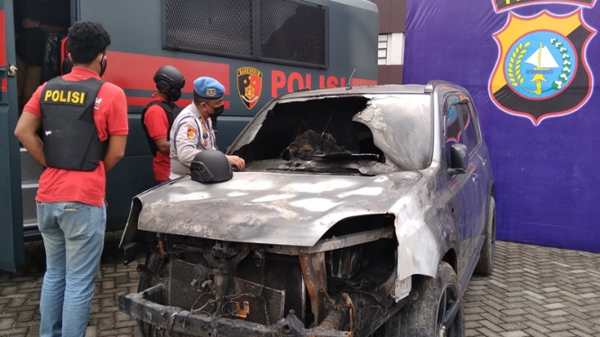 Barang bukti sebuah mobil yang dilempar bom molotov di Riau