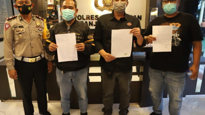 Tiga pengendara moge yang kedapatan melintas di jalur mobil Jembatan Suramadu meminta maaf di kantor Polres Pelabuhan Tanjung Perak, Surabaya, pada Kamis, 31 Desember 2020.