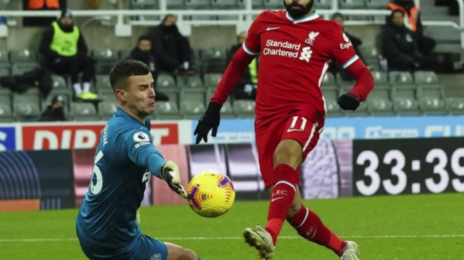 Kiper Newcastle United, Karl Darlow saat menghalau sepakan Mohamed Salah