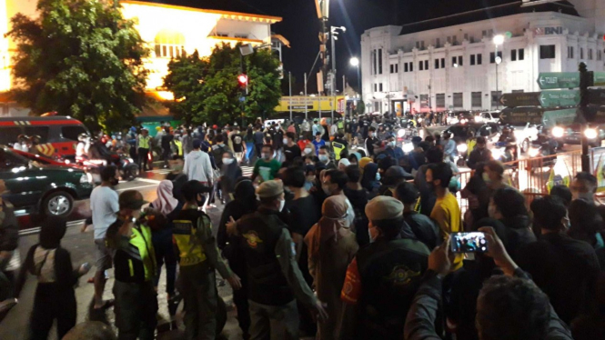 Kerumunan di Kawasan Titik Nol Kilometer Yogyakarta saat malam tahun baru.