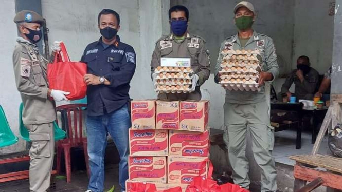 Petugas menyalurkan bantuan sembako untuk para personel Satpol PP Makassar yang terpapar COVID-19 selama mereka dikarantina mandiri.