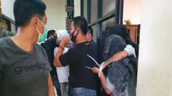 Para tersangka pengeroyokan terhadap 2 anggota TNI saat dibawa ke Polda Bengkulu