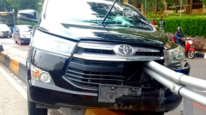 Kecelakaan mobil Toyota Innova di Jakarta.