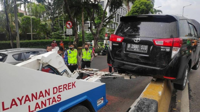 Mobil Innova menabrak pembatas jalan di Gatot Subroto.