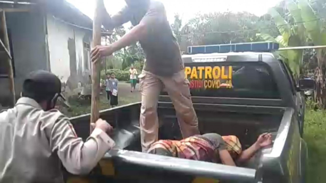 petugas membawa korban, warga Lombok  yang mencoba melakukan bunuh diri.