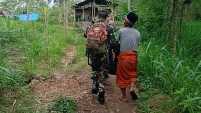 VIVA Militer: Serda TNI Rusdin larikan Sapar ke Puskesmas.