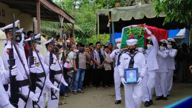VIVA Militer: Prosesi pemakaman Kelasi Kepala TNI Sixda Yudi Hendrik.