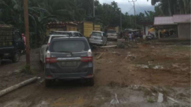 Jalan Rusak di Tanjung Jabung Timur, Jambi yang renggut nyawa ibu-ibu.