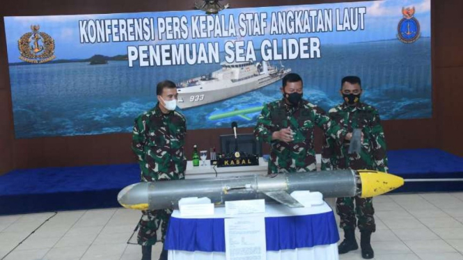VIVA Militer: Kasal Laksamana TNI Yudo Margono periksa Drone Laut