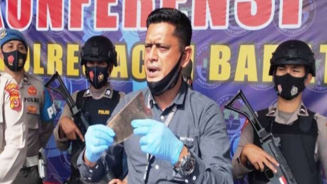 Kasat Reskrim Polres Aceh Barat Daya AKP Erjan Dasmi memperlihatkan barang bukti.