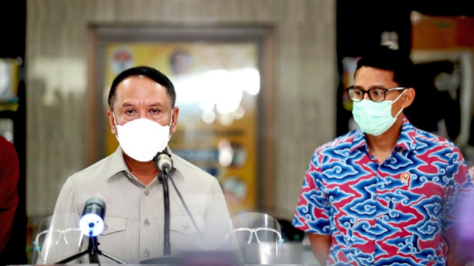 Menpora Zainudin Amali (kiri) bersama Menparekraf Sandiaga Uno