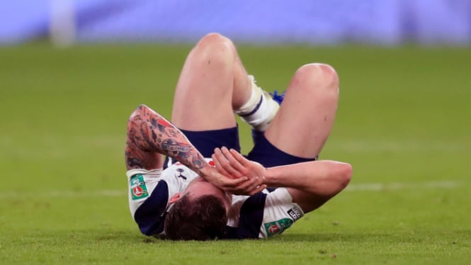 Gelandang Tottenham Hotspur, Pierre-Emile Hojbjerg, usai terima tekel brutal