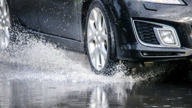 5ff530536e227-ilustrasi-mobil-menerjang-genangan-air-aquaplaning_665_374