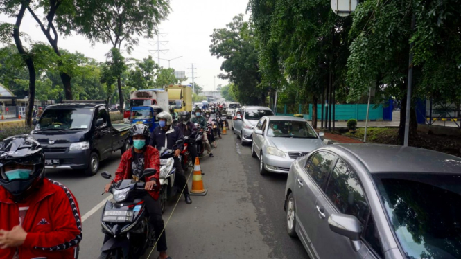 Antrean uji emisi kendaraan bermotor di Jakarta Timur