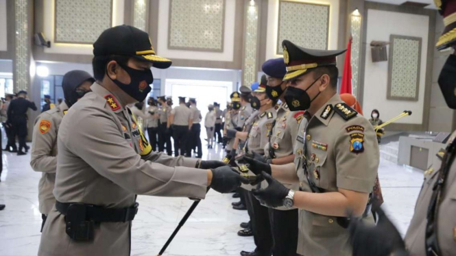 Kepala Polda Jawa Timur Irjen Pol Nico Afinta memimpin serah terima jabatan pergantian beberapa pejabat utama di Surabaya pada Rabu, 6 Januari 2021.