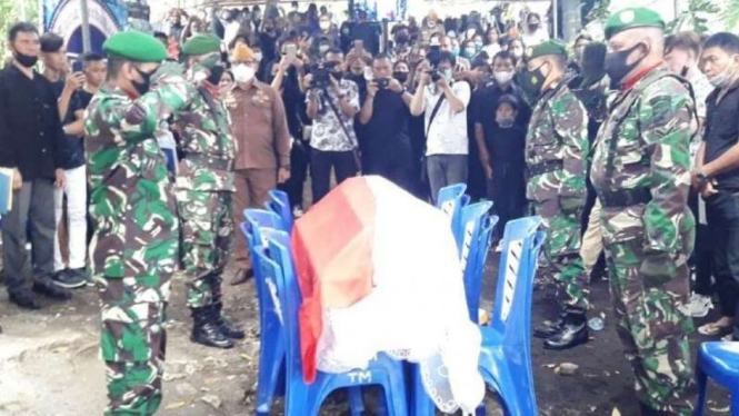 VIVA Militer: Prosesi persemayaman Kopda TNI Nimbrot.