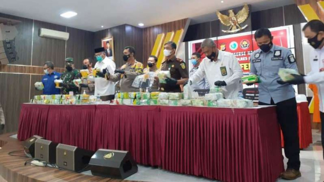 Kapolda Aceh, Irjen Pol Wahyu Widada bersama Gubernur Aceh,  Nova Iriansyah.