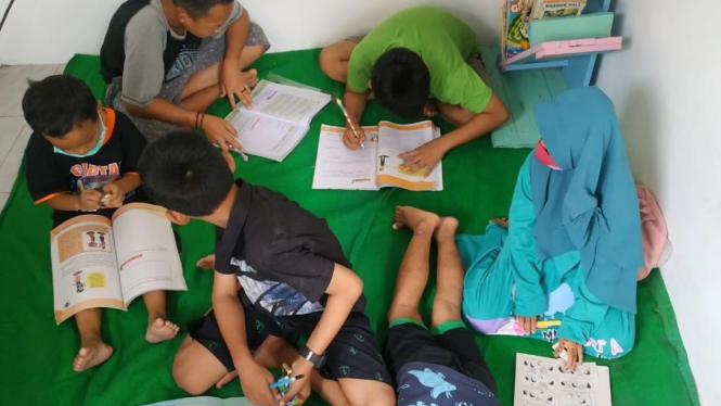 Kegiatan Pembimbingan Belajar Anak Sekolah Dasar di Kampung Jetis