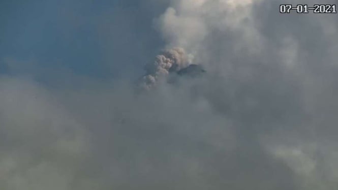 Gunung Merapi erupsi tapi tertutup kabut.