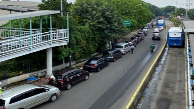 Antrean kendaraan yang hendak uji emisi gratis di Jakarta Timur.