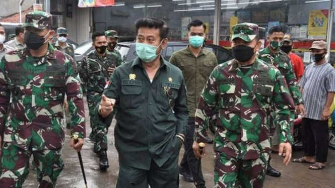 VIVA Militer: Pangdam Jaya Mayjen TNI Dudung bersama Mentan RI operasi pasar