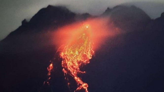 Guguran Lava Pijar dari puncak Gunung Merapi.