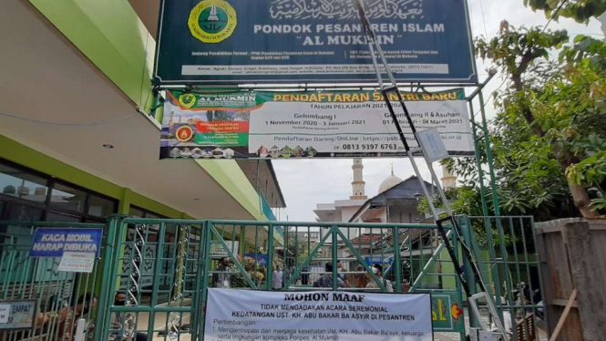 Pintu gerbang utama Pondok Pesantren Islam Al Mukmin pimpinan Abu Bakar Ba'asyir di Ngruki, Kabupaten Sukoharjo, Jawa Tengah.