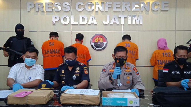 Polisi menunjukkan empat tersangka dan barang bukti dalam kasus penyalahgunaan narkotika dalam konferensi pers di Markas Polda Jawa Timur, Surabaya, Jumat, 8 Januari 2021.