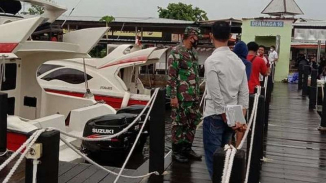 VIVA Militer: Prajurit TNI melakukan pengetatan Dermaga Pantai Marina Ancol