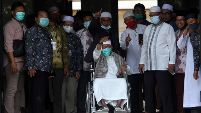 Abu Bakar Ba'asyir tiba di rumahnya di kompleks Pondok Pesantren Islam Al Mukmin, Ngruki, Cemani, Sukoharjo, Jawa Tengah, pada Jumat, 8 Januari 2021.