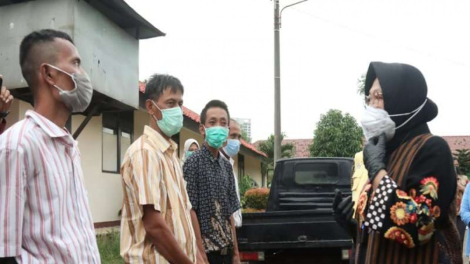 Mensos Tri Rismaharini mengantarkan 5 tunawisma bekerja di apartemen BUMN