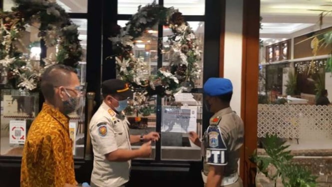 Satpol PP Kota Jakarta Barat menyegel restoran yang melanggar PSBB