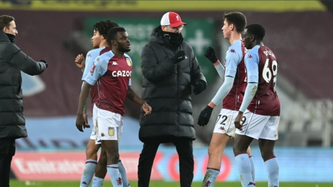 Manajer Liverpool, Juergen Klopp bersama skuad remaja Aston Villa. 